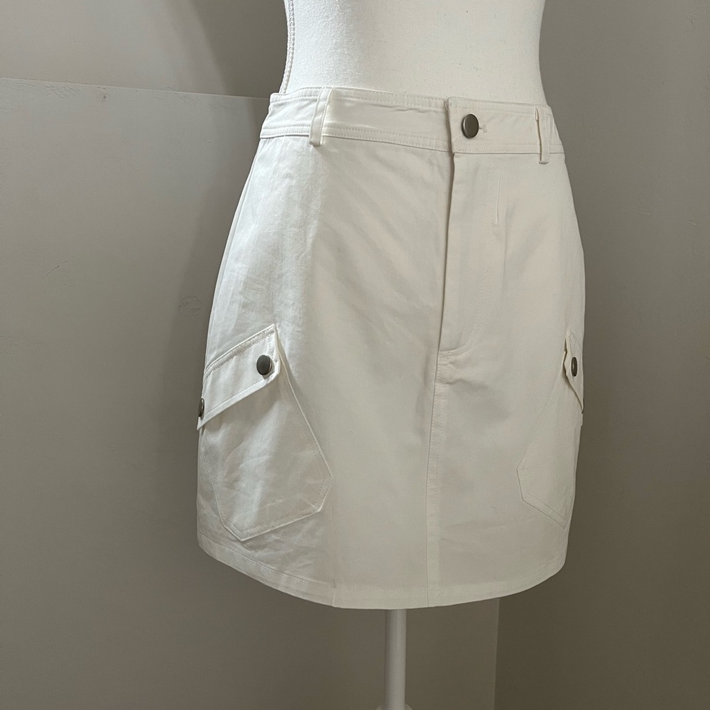 Le Lis Ivory Pocket Skirt